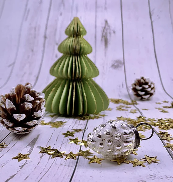 ミニクリスマスツリー孤立 紙のクリスマスツリーと装飾 現代的なミニマリズムのクリスマスデザイン 折り紙の木 Diy クリスマスの装飾はまだ生きている 白木の背景 — ストック写真