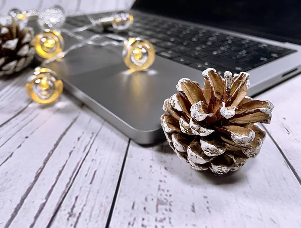 Laptop Mit Led Glühbirnen Und Zapfen Weihnachtsarbeitskonzept Weihnachtsferien Und Technik — Stockfoto