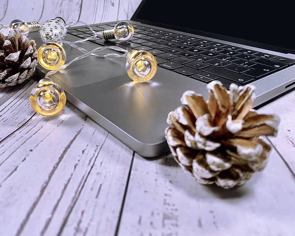 Laptop Mit Led Glühbirnen Und Zapfen Weihnachtsarbeitskonzept Weihnachtsferien Und Technik — Stockfoto
