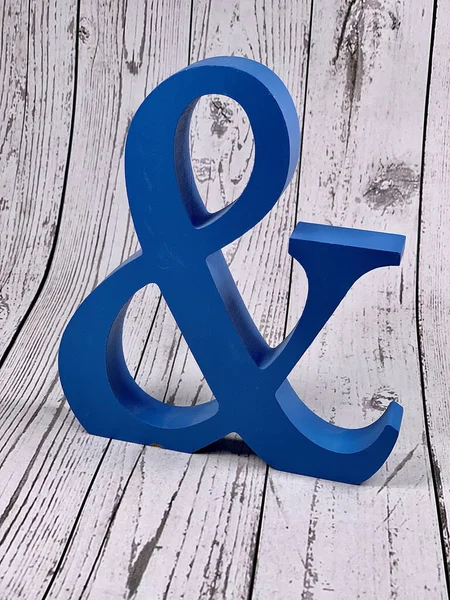 Modelo Carácter Tridimensional Madera Ampersand Fondo Azul Ampersand Decoración Letras — Foto de Stock