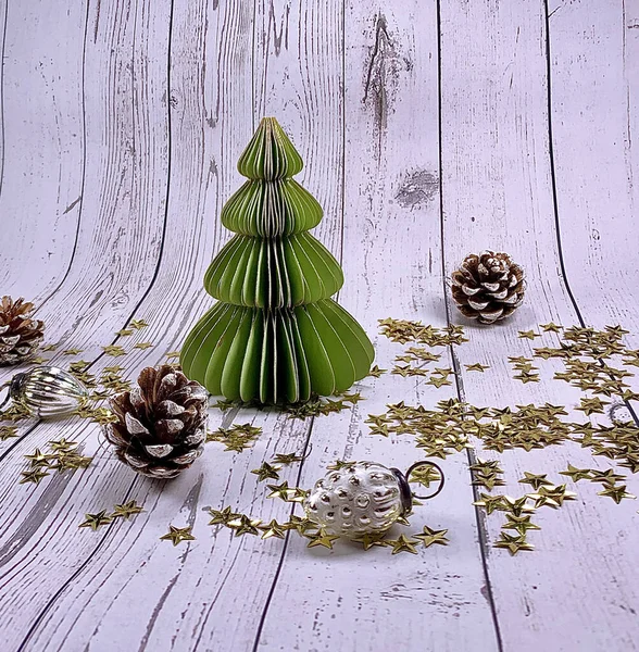 小圣诞树被隔离了纸制圣诞树和装饰品 现代简约的圣诞设计 奥里加米树Diy 圣诞装饰静谧生命 白色木材背景 图库照片