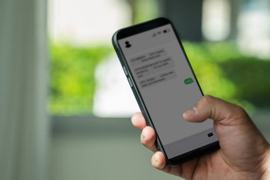 Akıllı telefonlu mesaj ve kısa mesaj gönderen adam Cep Telefonu Online sohbet kullanarak Metin Mesajı gönderiyor
