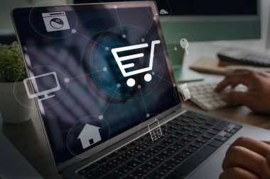 E-ticaret adamı telefonu ve dizüstü bilgisayarı E-Commer