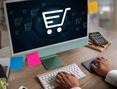 E-ticaret adamı telefonu ve dizüstü bilgisayarı E-Commer