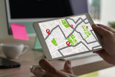 GPS route destination Maps require the use of GPS online mapping in the car, which controls the navigator for GPS tracking.