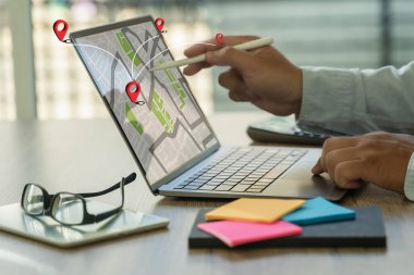 GPS route destination Maps require the use of GPS online mapping in the car, which controls the navigator for GPS tracking.