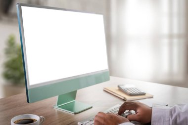 Masasında boş ekran olan dizüstü bilgisayar. İlan metniniz için boş kopya alanı olan dizüstü bilgisayarda çalışma alanı arkaplan projesi