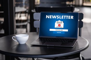 adam kayıt sayfası haber bülteni kavramı tablet üzerinde ve akıllı telefon ekranı cep telefonunda