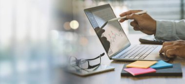 Sanal ekran iş stratejisi üzerinde bilgisayar grafikleri kullanan bir adam tarafından iş veri paneli analizi