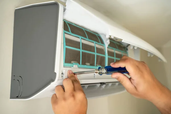 Male Professional Technician Fixing Electrician Repairs Air Conditioner Indoors Removing — Stock Photo, Image