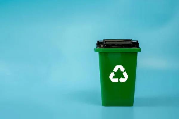Verde Plástico Lixeira Para Plástico Vidro Ecológico Espaço Cópia Papel — Fotografia de Stock