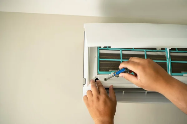 Muž Profesionální Technik Oprava Elektrikář Opravuje Klimatizaci Uvnitř Odstranění Vzduchového — Stock fotografie