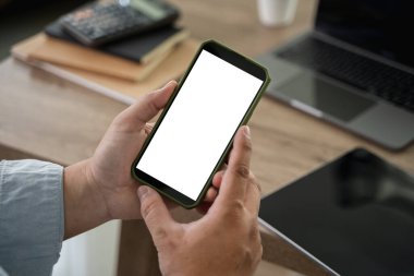 Bir iş adamı maket yapar. Boş ekranlı iPad dijital tableti ofisteki tasarım modelinizin yerini alır.