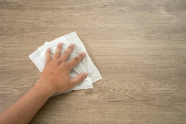 Masa koronavirüsünde alkol temizliği ve el yıkama.