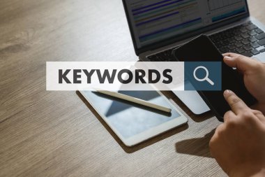 Bilgisayarda anahtar sözcükler için iş adamı arama web sitesi. Ofiste dizüstü bilgisayarlara göz at. Seo motorunu optimize et