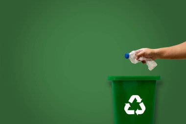 Plastik yeşili geri dönüşüm kutusunda plastik, ekolojik cam ve kağıt fotokopi alanı için yeşil arka plan.