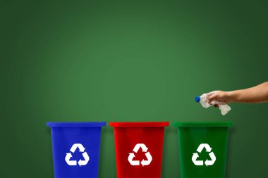 Çöp kutuları. Plastik konsept geri dönüşümü sokak dünyasında sürdürülebilir çevre yeşili büyük temiz çevre