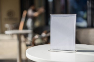 Stand Mock Up Menü çerçeve kartı bulanık arkaplan tasarım anahtar görsel düzeni cafe