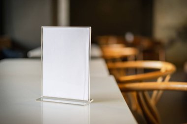 Stand Mock Up Menü çerçeve kartı bulanık arkaplan tasarım anahtar görsel düzeni cafe