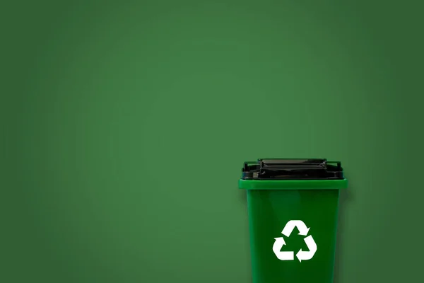 塑料绿色进入回收箱塑料 生态玻璃 纸张复制空间 绿色背景 — 图库照片