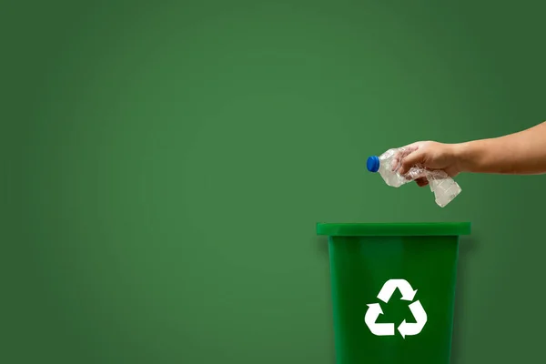 Plástico Verde Papelera Reciclaje Para Plástico Vidrio Ecológico Espacio Copia —  Fotos de Stock