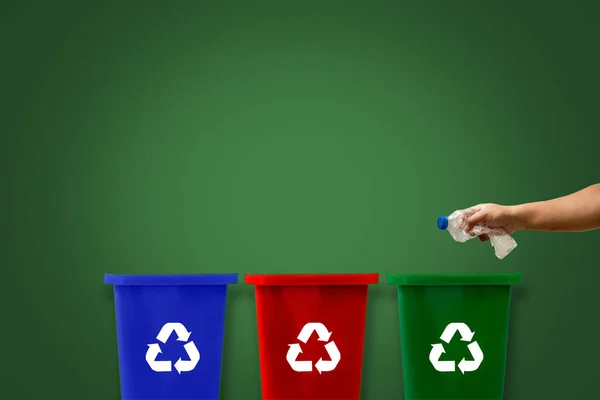Szemetesládák Műanyag Koncepció Újrahasznosítása Szabadban Utcán Föld Fenntartható Környezet Zöld — Stock Fotó