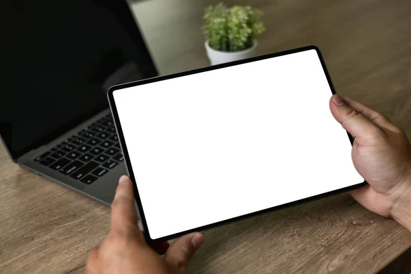 Computer Tablet Digitale Close Uomo Utilizzando Mani Tablet Uomo Multitasking — Foto Stock
