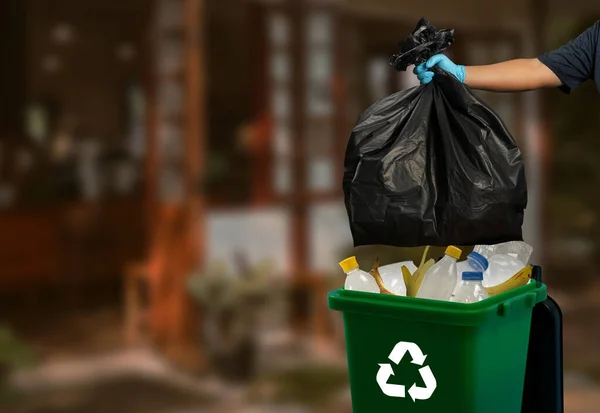 Person Hand Hält Müllsack Beutel Den Müll Müllkippe Lebensmittel Umwelt — Stockfoto