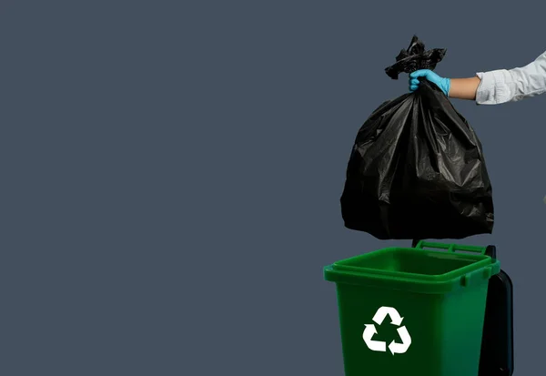 Αρσενικό Πρόσωπο Χέρι Κρατώντας Σκουπίδια Μαύρο Κάδο Απορριμμάτων Πλήρη Σκουπίδια — Φωτογραφία Αρχείου