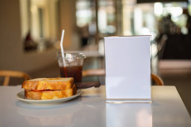 Stand Mock Up Menü çerçeve kartı bulanık arkaplan tasarım anahtar görsel düzeni cafe