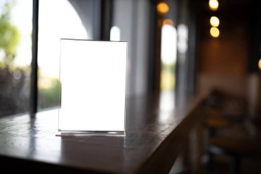 Stand-up Menü çerçeve kartı bulanık arkaplan tasarım anahtar görsel düzeni iş reklamcılığına metin tanıtımı için kafe alanında