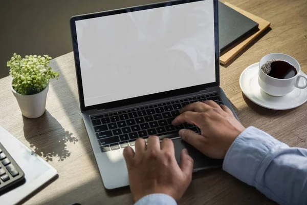 Laptop Com Tela Branco Mesa Plano Fundo Espaço Trabalho Novo — Fotografia de Stock