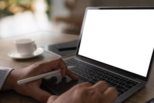 Laptop Com Tela Branco Mesa Interior Homem Seu Local Trabalho — Fotografia de Stock