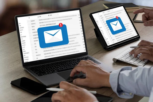 Δύο Επιχειρηματίες Ψηφιακό Tablet Αφής Mail Επικοινωνίας Μήνυμα Σύνδεσης Την — Φωτογραφία Αρχείου