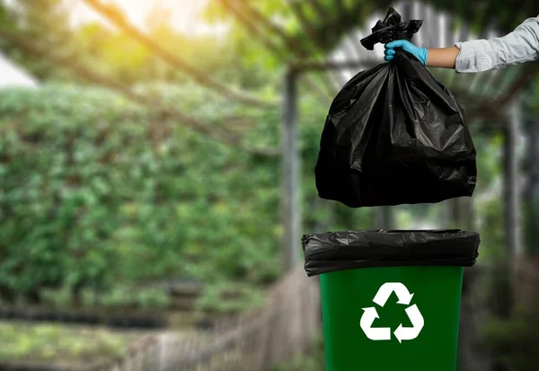 Menschenhand Müll Plastik Und Gläser Wiederverwendbaren Papierkorb Für Recyclingkonzept Umweltschutz — Stockfoto