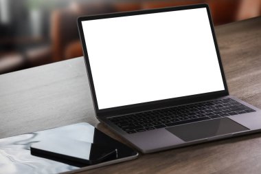 Adam elinde dijital tablet ile beyaz ekran dokunmatik aygıt ONLINE izole iletişim boş uzay çerçeve modeli, internet dokunmatik ekran bilgisi ipad