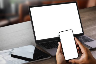 Adam elinde dijital tablet ile beyaz ekran dokunmatik aygıt ONLINE izole iletişim boş uzay çerçeve modeli, internet dokunmatik ekran bilgisi