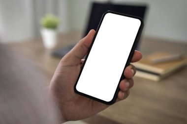 Adam elinde dijital tablet ile beyaz ekran dokunmatik aygıt ONLINE izole iletişim boş uzay çerçeve modeli, internet dokunmatik ekran bilgisi