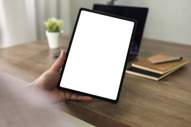 Adam elinde dijital tablet ile beyaz ekran dokunmatik aygıt ONLINE izole iletişim boş uzay çerçeve modeli, internet dokunmatik ekran bilgisi ipad