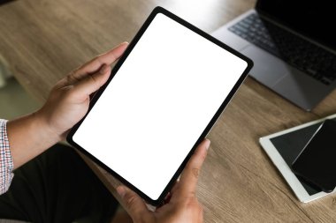Adam elinde dijital tablet ile beyaz ekran dokunmatik aygıt ONLINE izole iletişim boş uzay çerçeve modeli, internet dokunmatik ekran bilgisi ipad