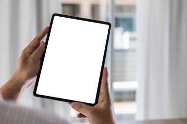 Adam elinde dijital tablet ile beyaz ekran dokunmatik aygıt ONLINE izole iletişim boş uzay çerçeve modeli, internet dokunmatik ekran bilgisi ipad