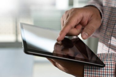 Tablet dijital ekran boş siber uzay İnternet işgali için arama ve dokunma tableti ve cep telefonu iletişim mozaiği bilgisayar teknolojisi kullanan insan elleri