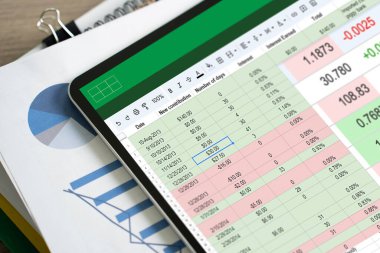 Çevrimiçi analiz için veri ve grafiklerle çalışan işadamı Microsoft Excel proje konsolu dijital muhasebe tablosu