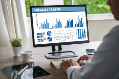 İş adamları içerik pazarlamasını optimize etmek için dijital pazarlama, pazarlama analiz raporları, grafikler ve SEO grafik bilgilerini tartışıyorlar. İçerik araştırması anahtar kelime