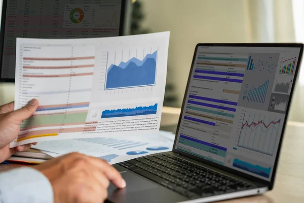 ビジネスマンは一生懸命働いている アナリティクス データ分析 ビジネステクノロジーインテリジェンス 財務統計分析のためのビジネス戦略の利用 — ストック写真
