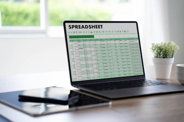 Çevrimiçi analiz için veri ve grafiklerle çalışan işadamı Microsoft Excel proje konsolu dijital muhasebe tablosu