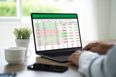 Çevrimiçi analiz için veri ve grafiklerle çalışan işadamı Microsoft Excel proje konsolu dijital muhasebe tablosu