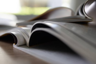 Magazines de publication Gazspaper dergi yığını: yayın medyası kitabı ve dergi katalog tasarımı; gazete açık dergi; belge reklamları veri ders kitabı iletişim broşürü