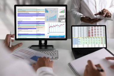 İş adamları çok çalışır. Analiz, veri analizi, istatistik, bilgi, İş Teknolojisi İstihbaratı (BI) ve finans istatistik analizi için iş stratejisi kullanılıyor