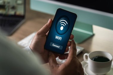 Kablosuz internete bağlanmak için wifi simgesi iletişim sosyal ağ düğmesi kullanan yakın plan adam
